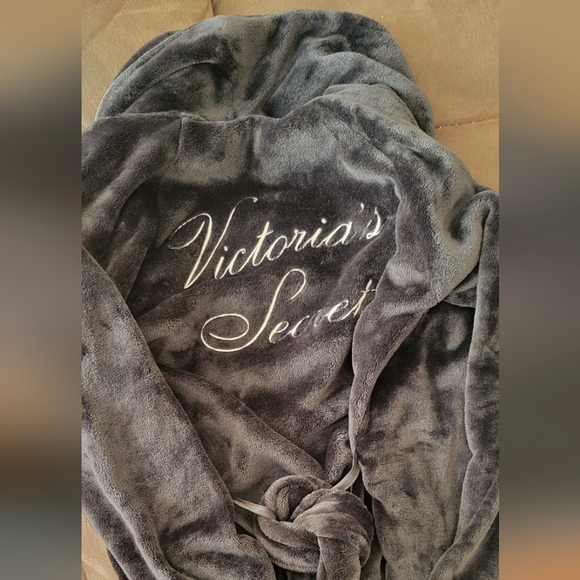 Victoria Secret plush logo robe with pockets. Black. NWT size XS/S/XP/P - Picture 1 of 2